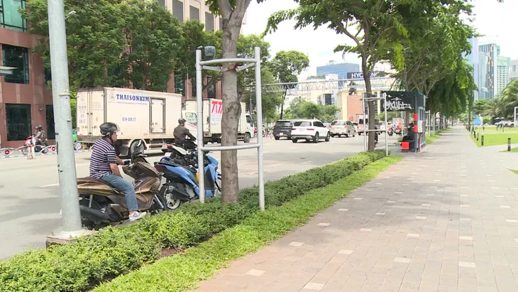 TP Hồ Chí Minh: Người dân loay hoay tìm bãi giữ xe - Ảnh 3. TP Hồ Chí Minh: Người dân loay hoay tìm bãi giữ xe - Ảnh 3.
