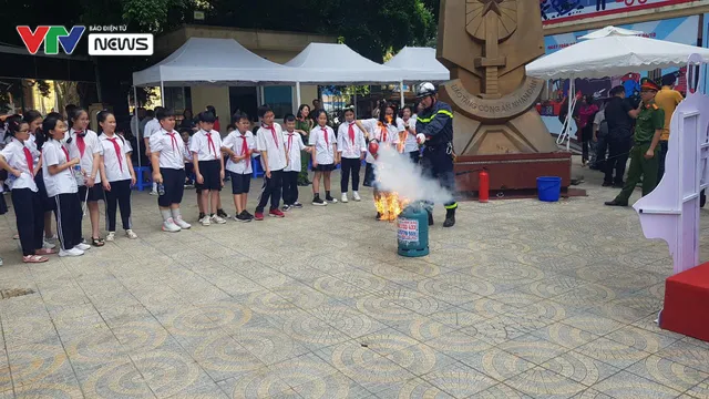 Nhiều hoạt động giáo dục trải nghiệm hưởng ứng Ngày Toàn dân phòng cháy chữa cháy - Ảnh 1.