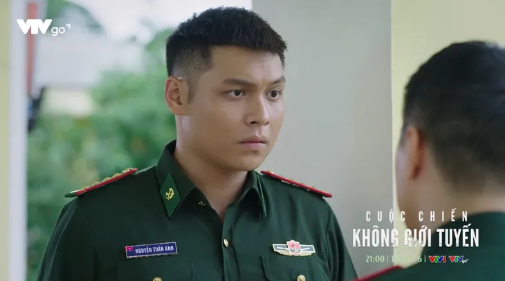 Cuộc chiến không giới tuyến - Tập 17: Trung liên tiếp nhận tin nhắn từ người lạ - Ảnh 1. Cuộc chiến không giới tuyến - Tập 17: Trung liên tiếp nhận tin nhắn từ người lạ - Ảnh 1.