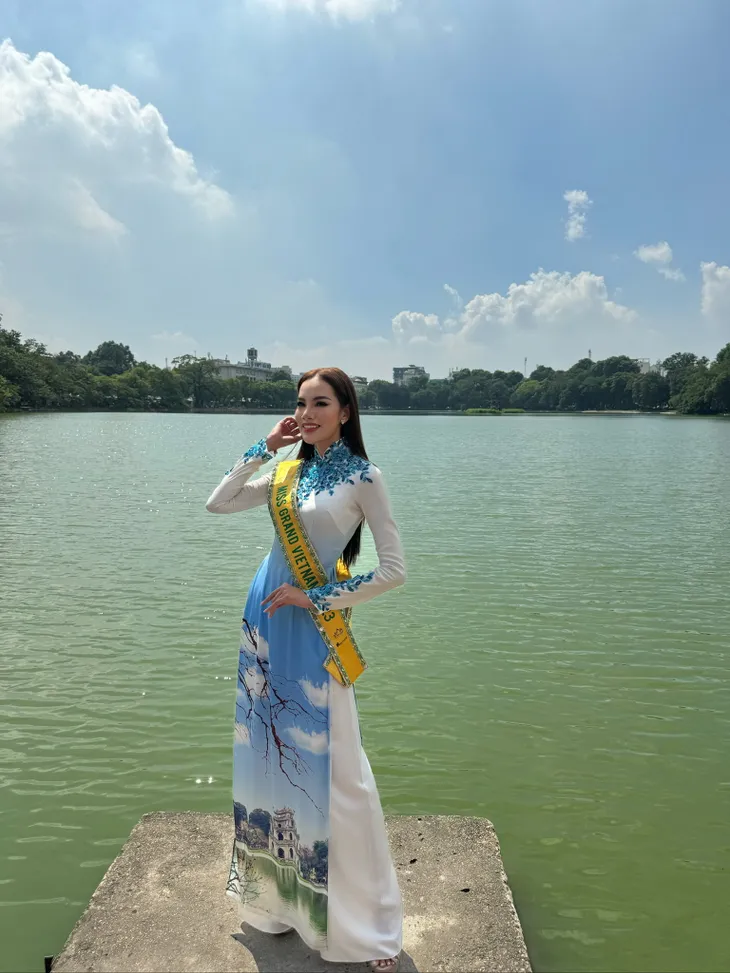 Thí sinh Hoa hậu Hòa bình quốc tế 2023 duyên dáng áo dài thăm Hà Nội - Ảnh 6. Thí sinh Hoa hậu Hòa bình quốc tế 2023 duyên dáng áo dài thăm Hà Nội - Ảnh 6.