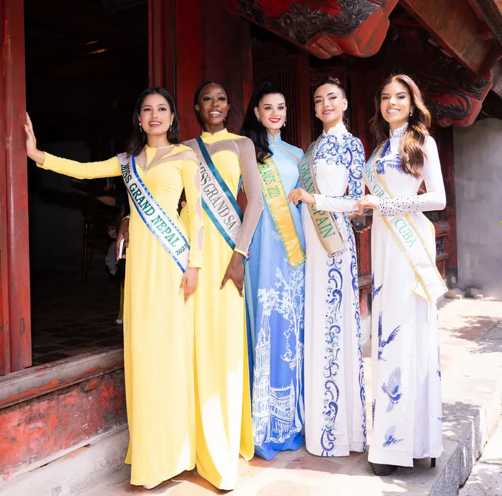 Thí sinh Hoa hậu Hòa bình quốc tế 2023 duyên dáng áo dài thăm Hà Nội - Ảnh 12. Thí sinh Hoa hậu Hòa bình quốc tế 2023 duyên dáng áo dài thăm Hà Nội - Ảnh 12.
