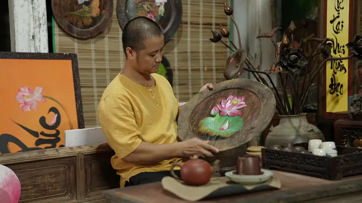 Họa sĩ vẽ tranh trên mâm gỗ và tình yêu với văn hóa truyền thống - Ảnh 3. Họa sĩ vẽ tranh trên mâm gỗ và tình yêu với văn hóa truyền thống - Ảnh 3.