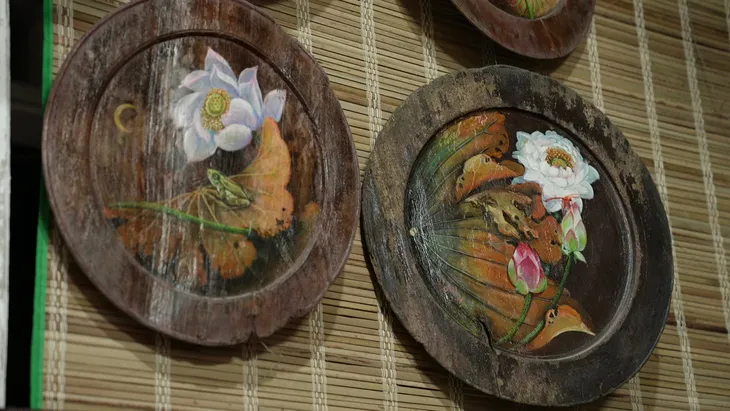 Họa sĩ vẽ tranh trên mâm gỗ và tình yêu với văn hóa truyền thống - Ảnh 4. Họa sĩ vẽ tranh trên mâm gỗ và tình yêu với văn hóa truyền thống - Ảnh 4.