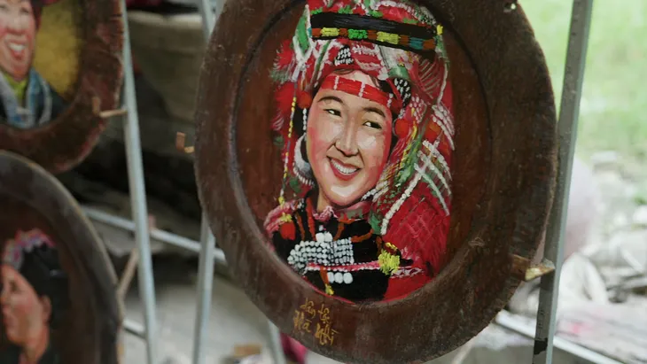 Họa sĩ vẽ tranh trên mâm gỗ và tình yêu với văn hóa truyền thống - Ảnh 12. Họa sĩ vẽ tranh trên mâm gỗ và tình yêu với văn hóa truyền thống - Ảnh 12.