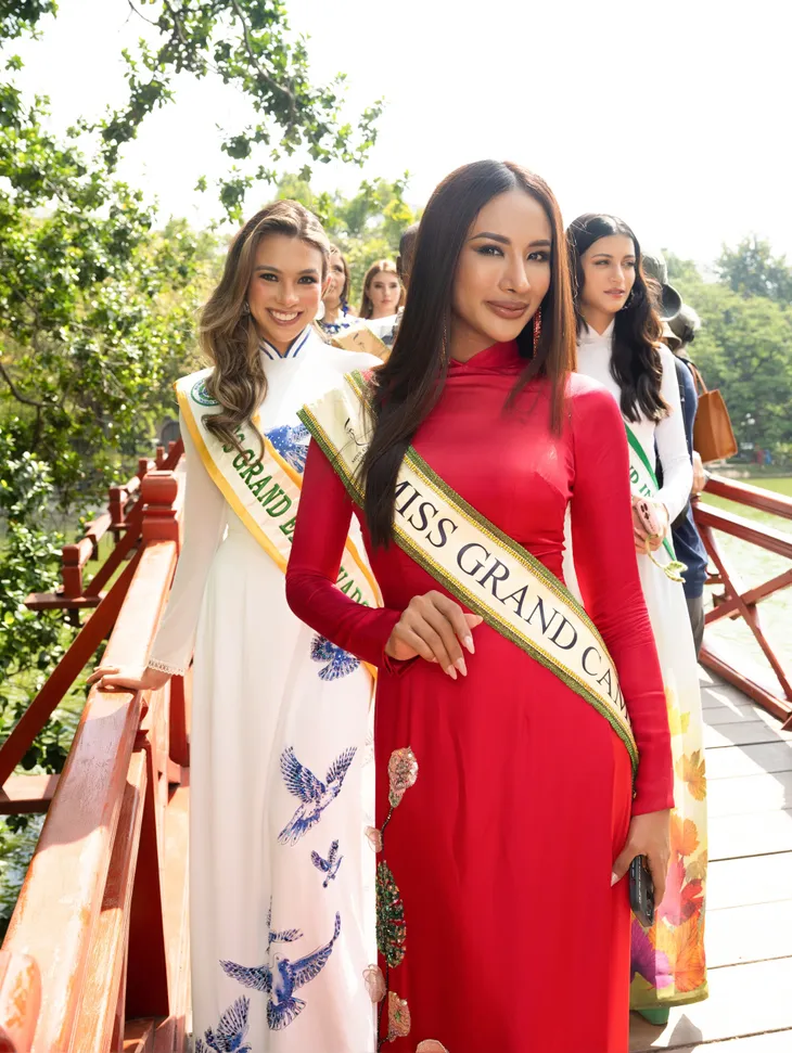 Thí sinh Hoa hậu Hòa bình quốc tế 2023 duyên dáng áo dài thăm Hà Nội - Ảnh 3. Thí sinh Hoa hậu Hòa bình quốc tế 2023 duyên dáng áo dài thăm Hà Nội - Ảnh 3.