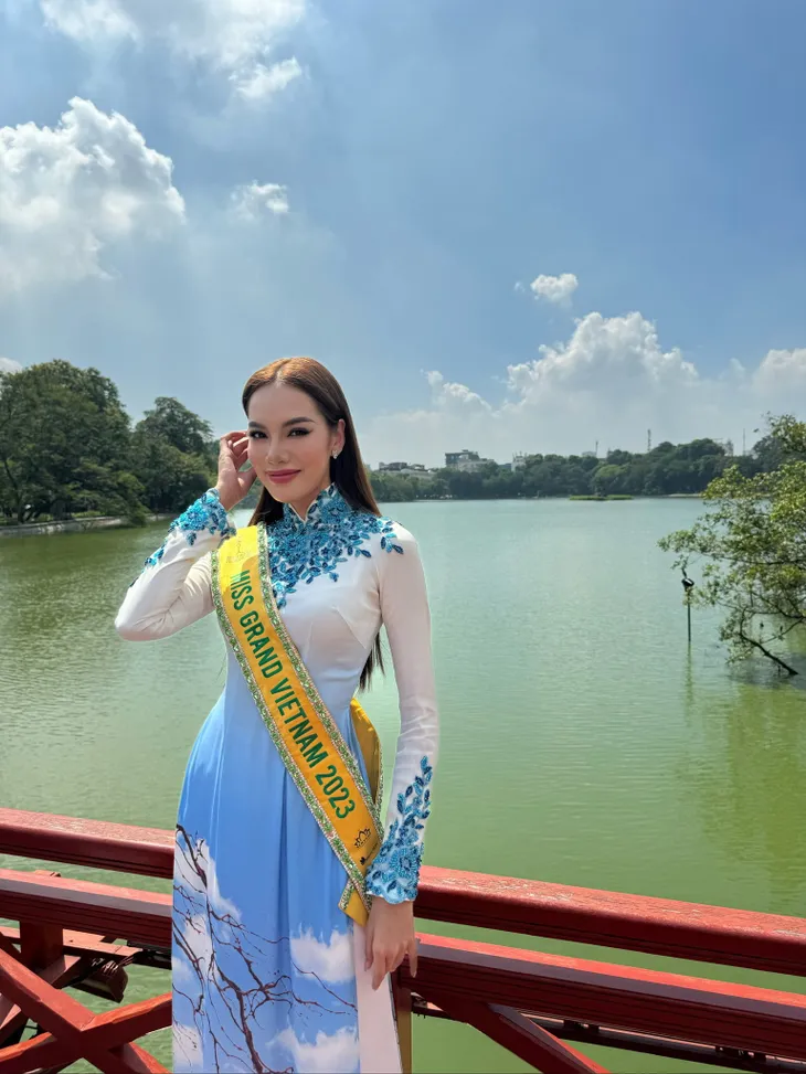 Thí sinh Hoa hậu Hòa bình quốc tế 2023 duyên dáng áo dài thăm Hà Nội - Ảnh 7. Thí sinh Hoa hậu Hòa bình quốc tế 2023 duyên dáng áo dài thăm Hà Nội - Ảnh 7.