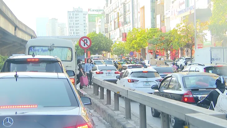 Hà Nội vẫn tồn tại nhiều điểm ùn tắc giao thông giờ cao điểm - Ảnh 1. Hà Nội vẫn tồn tại nhiều điểm ùn tắc giao thông giờ cao điểm - Ảnh 1.