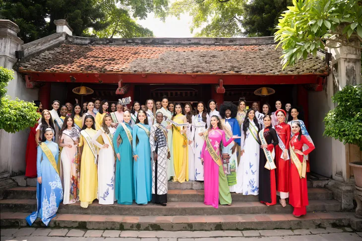 Thí sinh Hoa hậu Hòa bình quốc tế 2023 duyên dáng áo dài thăm Hà Nội - Ảnh 14. Thí sinh Hoa hậu Hòa bình quốc tế 2023 duyên dáng áo dài thăm Hà Nội - Ảnh 14.