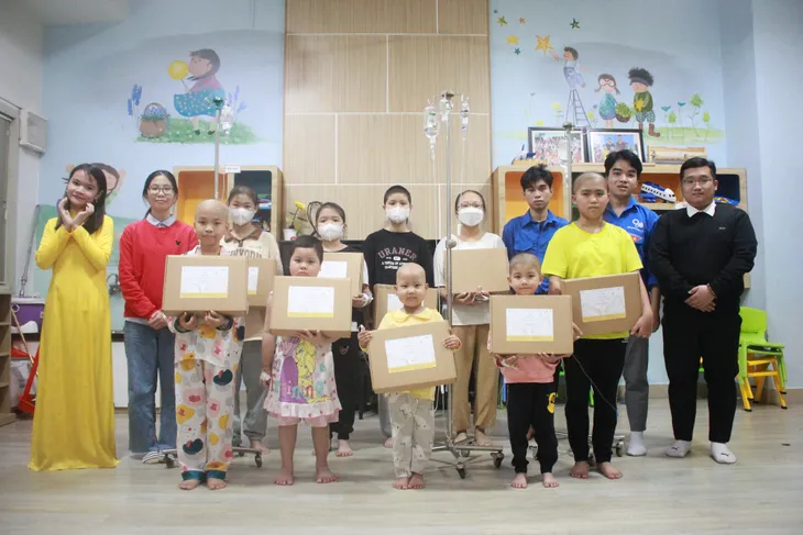 Trạm tóc ước mơ ngày hội hiến tóc cho bệnh nhi ung thư - Ảnh 6. Trạm tóc ước mơ ngày hội hiến tóc cho bệnh nhi ung thư - Ảnh 6.