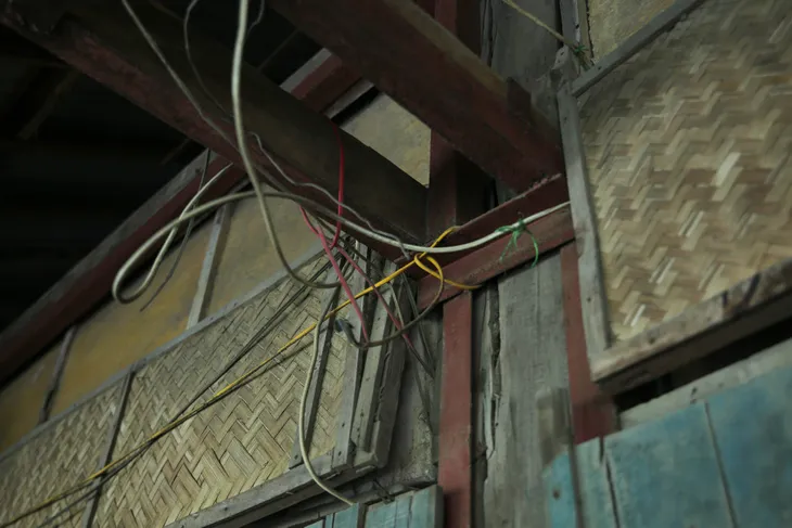 Nguy cơ sụp đổ, cháy nổ tại khu nhà gỗ 2 tầng ở Hà Nội - Ảnh 7. Nguy cơ sụp đổ, cháy nổ tại khu nhà gỗ 2 tầng ở Hà Nội - Ảnh 7.