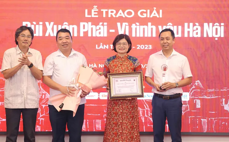 Đạo diễn Đặng Nhật Minh được trao Giải thưởng Lớn Bùi Xuân Phái - Vì tình yêu Hà Nội - Ảnh 2.