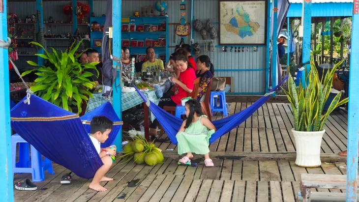 Chiêm ngưỡng làng bè đa sắc màu tại An Giang - Ảnh 2.