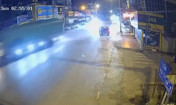 Phóng nhanh qua nút giao, xe tải gây tai nạn, lao mạnh vào nhà dân - Ảnh 2. Phóng nhanh qua nút giao, xe tải gây tai nạn, lao mạnh vào nhà dân - Ảnh 2.
