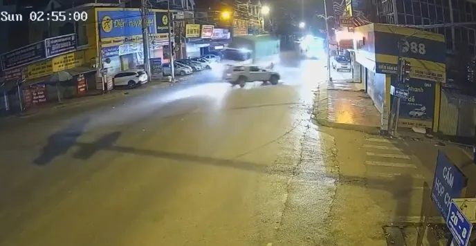 Phóng nhanh qua nút giao, xe tải gây tai nạn, lao mạnh vào nhà dân - Ảnh 1. Phóng nhanh qua nút giao, xe tải gây tai nạn, lao mạnh vào nhà dân - Ảnh 1.