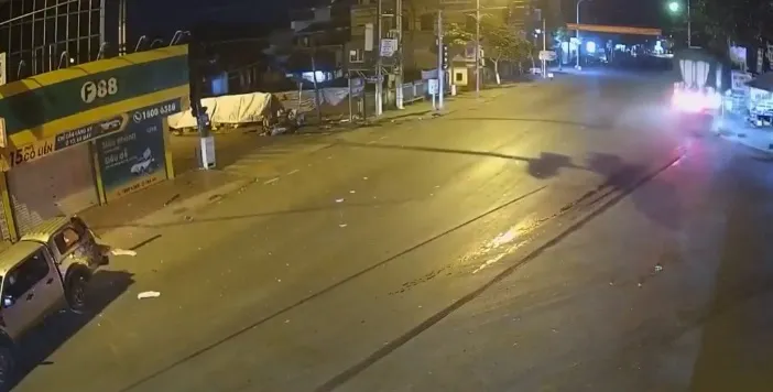Phóng nhanh qua nút giao, xe tải gây tai nạn, lao mạnh vào nhà dân - Ảnh 3. Phóng nhanh qua nút giao, xe tải gây tai nạn, lao mạnh vào nhà dân - Ảnh 3.