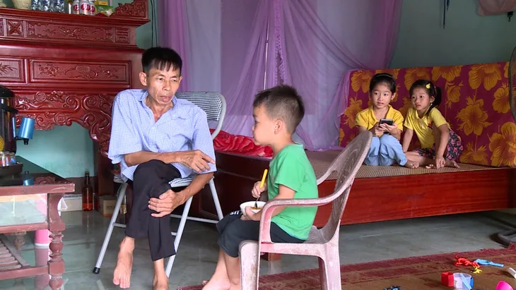 Nhiều phụ huynh cho con nghỉ học để phản đối học xa nhà - Ảnh 1. Nhiều phụ huynh cho con nghỉ học để phản đối học xa nhà - Ảnh 1.