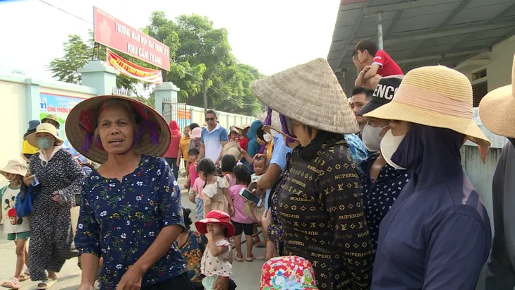 Nhiều phụ huynh cho con nghỉ học để phản đối học xa nhà - Ảnh 4. Nhiều phụ huynh cho con nghỉ học để phản đối học xa nhà - Ảnh 4.