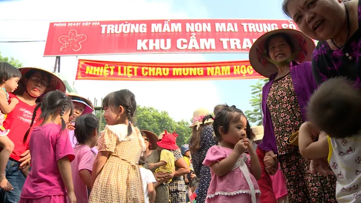 Nhiều phụ huynh cho con nghỉ học để phản đối học xa nhà - Ảnh 3. Nhiều phụ huynh cho con nghỉ học để phản đối học xa nhà - Ảnh 3.