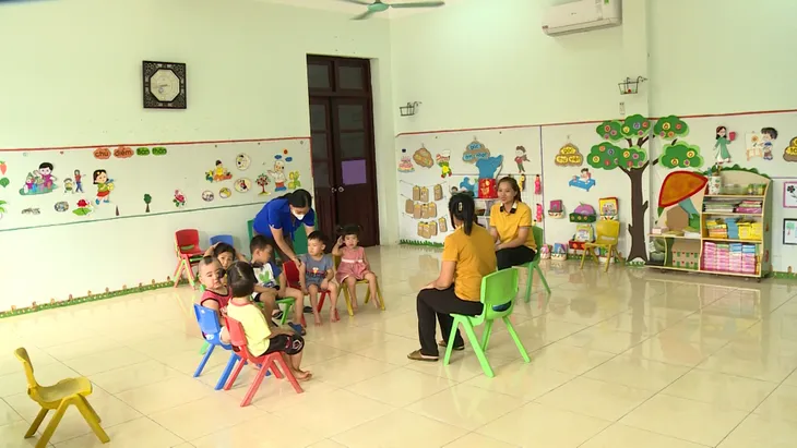 Nhiều phụ huynh cho con nghỉ học để phản đối học xa nhà - Ảnh 6. Nhiều phụ huynh cho con nghỉ học để phản đối học xa nhà - Ảnh 6.