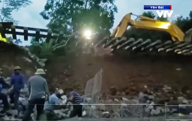 Xuyên đêm khắc phục sạt lở tuyến đường sắt Hà Nội - Lào Cai - Ảnh 3. Xuyên đêm khắc phục sạt lở tuyến đường sắt Hà Nội - Lào Cai - Ảnh 3.