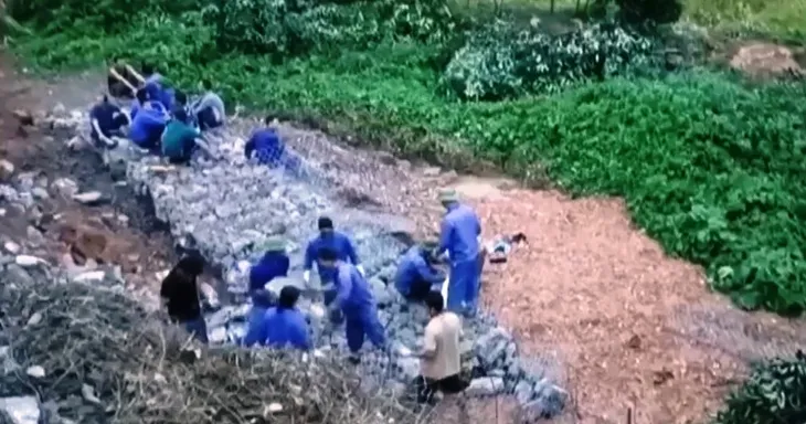 Xuyên đêm khắc phục sạt lở tuyến đường sắt Hà Nội - Lào Cai - Ảnh 2. Xuyên đêm khắc phục sạt lở tuyến đường sắt Hà Nội - Lào Cai - Ảnh 2.