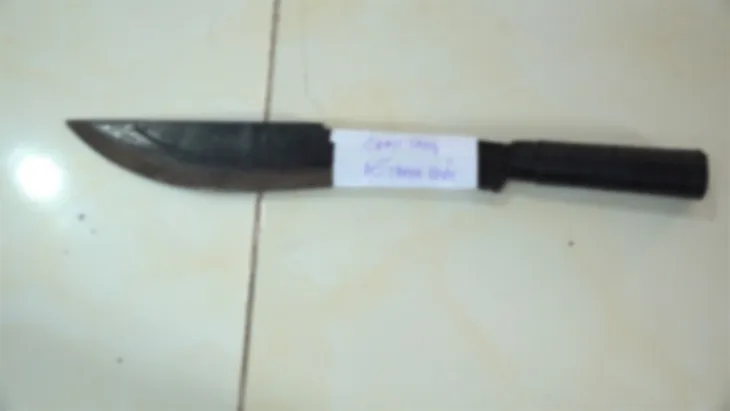 Ngang nhiên dùng dao khống chế người đi đường để cướp - Ảnh 1. Ngang nhiên dùng dao khống chế người đi đường để cướp - Ảnh 1.