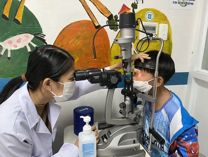 Phòng ngừa bệnh đau mắt đỏ trong trường học - Ảnh 1.