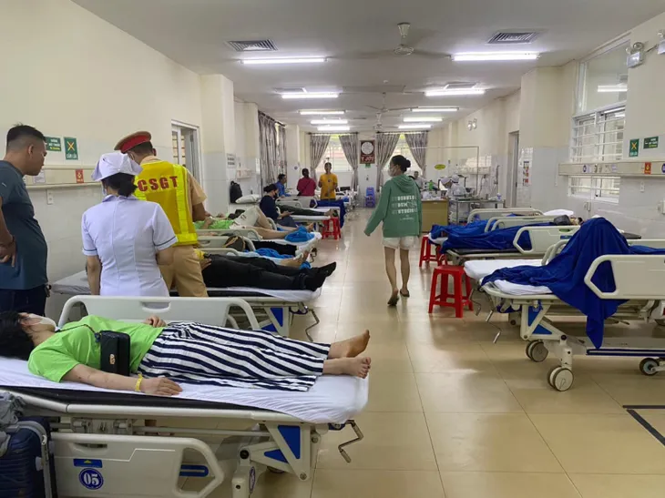 Đắk Lắk: Xe khách va chạm xe tải làm 1 người tử vong, nhiều hành khách bị thương - Ảnh 2. Đắk Lắk: Xe khách va chạm xe tải làm 1 người tử vong, nhiều hành khách bị thương - Ảnh 2.