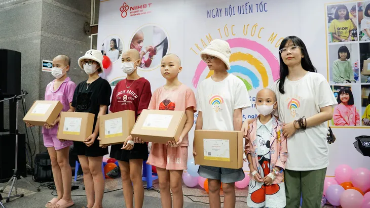Trạm tóc ước mơ trao gửi yêu thương cho bệnh nhi ung thư - Ảnh 16. Trạm tóc ước mơ trao gửi yêu thương cho bệnh nhi ung thư - Ảnh 16.