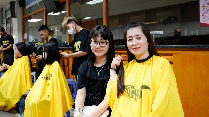 Trạm tóc ước mơ trao gửi yêu thương cho bệnh nhi ung thư - Ảnh 9. Trạm tóc ước mơ trao gửi yêu thương cho bệnh nhi ung thư - Ảnh 9.