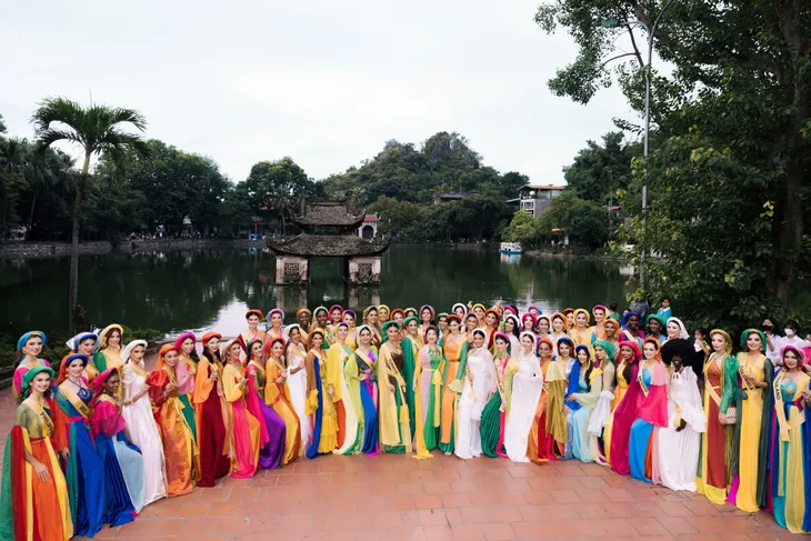 Thí sinh Hoa hậu Hòa bình quốc tế 2023 hóa thân thành thiếu nữ Việt Nam - Ảnh 2. Thí sinh Hoa hậu Hòa bình quốc tế 2023 hóa thân thành thiếu nữ Việt Nam - Ảnh 2.