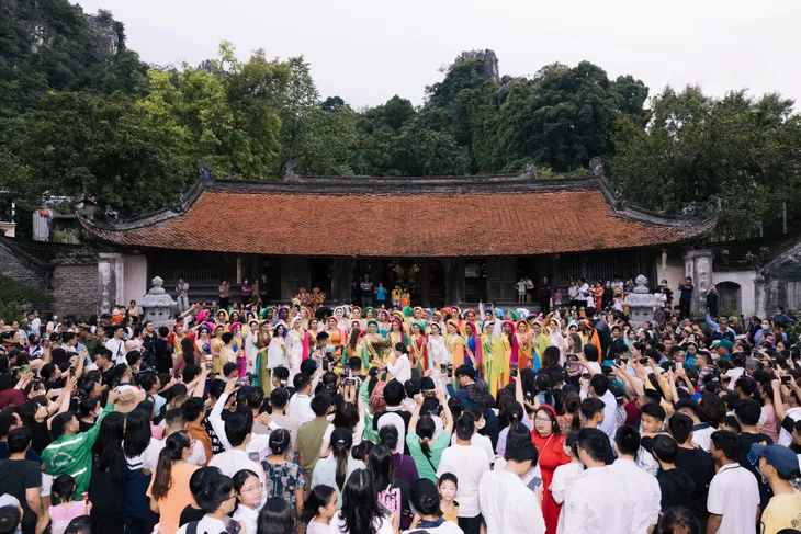 Thí sinh Hoa hậu Hòa bình quốc tế 2023 hóa thân thành thiếu nữ Việt Nam - Ảnh 1. Thí sinh Hoa hậu Hòa bình quốc tế 2023 hóa thân thành thiếu nữ Việt Nam - Ảnh 1.