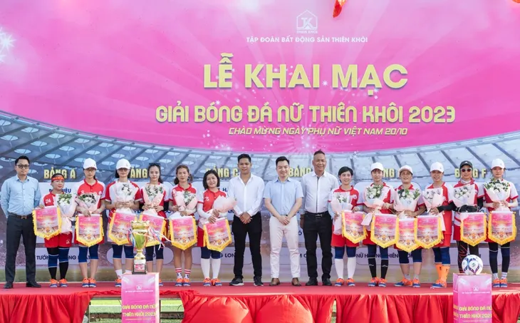 Giải bóng đá nữ Thiên Khôi hướng đến ngày phụ nữ Việt Nam 20/10 - Ảnh 1. Giải bóng đá nữ Thiên Khôi hướng đến ngày phụ nữ Việt Nam 20/10 - Ảnh 1.
