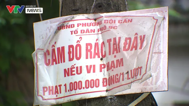 Ngổn ngang những bãi rác thải tự phát ngay giữa Thủ đô - Ảnh 7. Ngổn ngang những bãi rác thải tự phát ngay giữa Thủ đô - Ảnh 7.