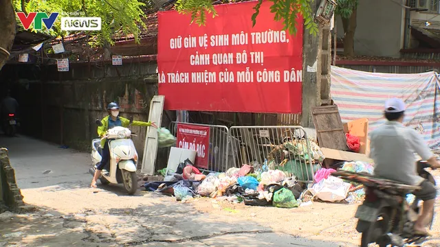Ngổn ngang những bãi rác thải tự phát ngay giữa Thủ đô - Ảnh 8. Ngổn ngang những bãi rác thải tự phát ngay giữa Thủ đô - Ảnh 8.