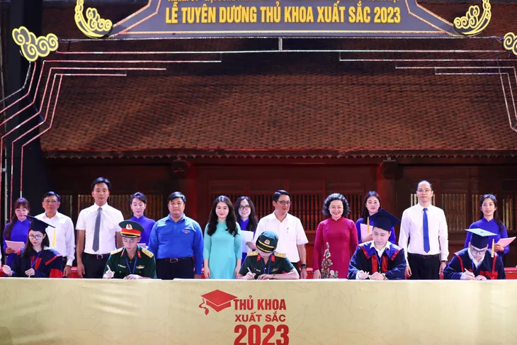 Ghi danh sổ vàng 96 thủ khoa xuất sắc Thủ đô năm 2023 - Ảnh 1. Ghi danh sổ vàng 96 thủ khoa xuất sắc Thủ đô năm 2023 - Ảnh 1.
