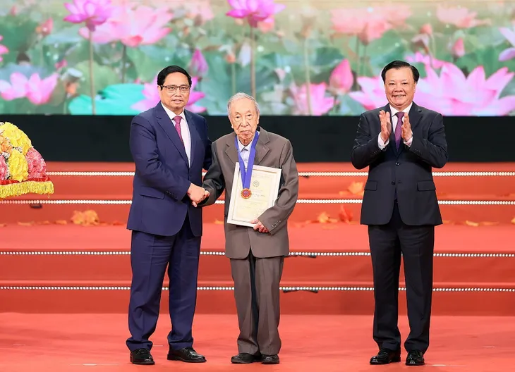 Thủ tướng Phạm Minh Chính: Xây dựng người Hà Nội tiêu biểu cho văn hóa, lương tri và phẩm giá con người Việt Nam - Ảnh 4. Thủ tướng Phạm Minh Chính: Xây dựng người Hà Nội tiêu biểu cho văn hóa, lương tri và phẩm giá con người Việt Nam - Ảnh 4.