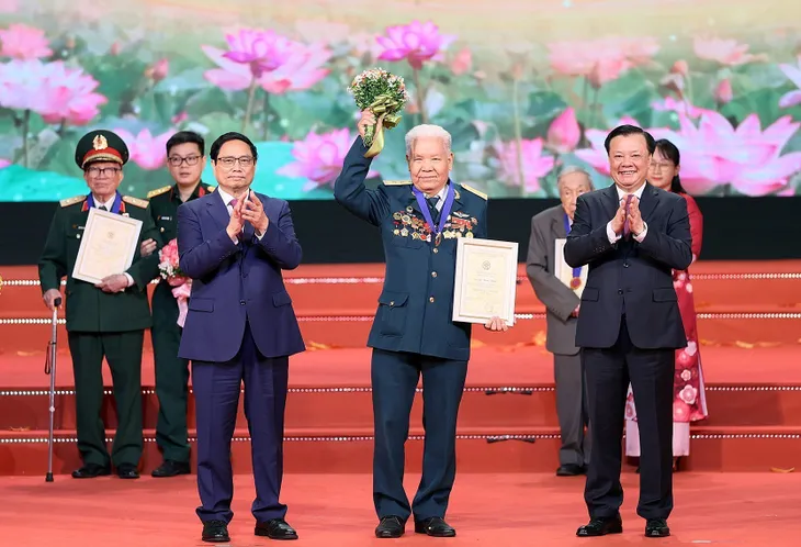 Thủ tướng Phạm Minh Chính: Xây dựng người Hà Nội tiêu biểu cho văn hóa, lương tri và phẩm giá con người Việt Nam - Ảnh 2. Thủ tướng Phạm Minh Chính: Xây dựng người Hà Nội tiêu biểu cho văn hóa, lương tri và phẩm giá con người Việt Nam - Ảnh 2.