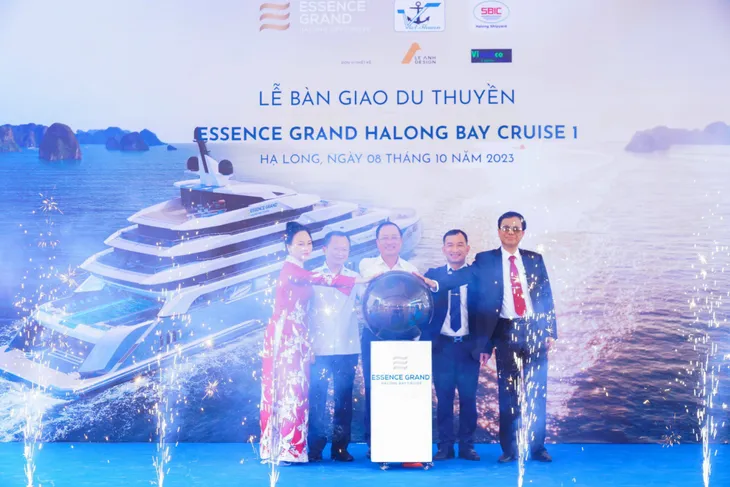 Bàn giao siêu du thuyền nghỉ đêm trên Vịnh Hạ Long - Ảnh 2. Bàn giao siêu du thuyền nghỉ đêm trên Vịnh Hạ Long - Ảnh 2.