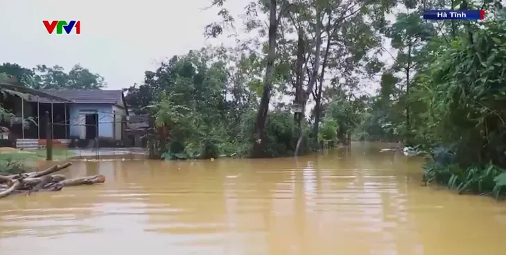 Vùng hạ du ở Hà Tĩnh vẫn ngập rất nặng - Ảnh 1. Vùng hạ du ở Hà Tĩnh vẫn ngập rất nặng - Ảnh 1.