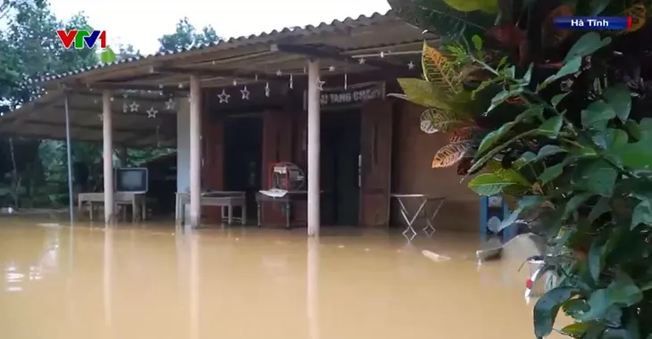 Vùng hạ du ở Hà Tĩnh vẫn ngập rất nặng - Ảnh 2. Vùng hạ du ở Hà Tĩnh vẫn ngập rất nặng - Ảnh 2.