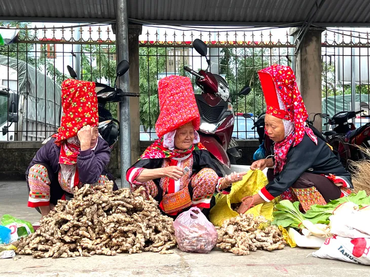 Độc đáo trang phục của phụ nữ Dao Thanh Phán ở Bình Liêu - Ảnh 3. Độc đáo trang phục của phụ nữ Dao Thanh Phán ở Bình Liêu - Ảnh 3.