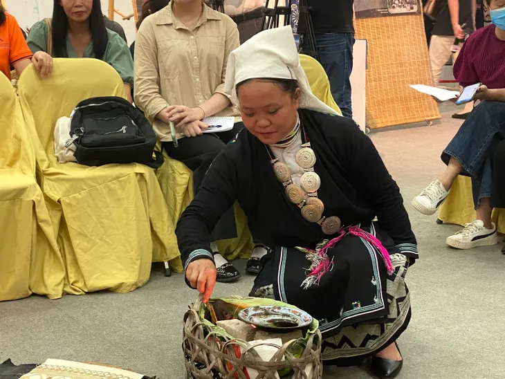 “Sáp ong - Sắc chàm”: Lan tỏa nét đẹp văn hóa của phụ nữ dân tộc thiểu số - Ảnh 5. “Sáp ong - Sắc chàm”: Lan tỏa nét đẹp văn hóa của phụ nữ dân tộc thiểu số - Ảnh 5.