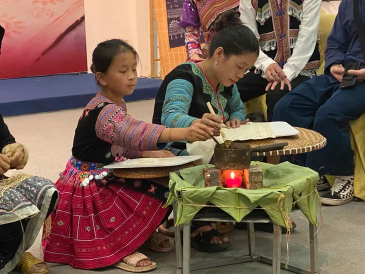 “Sáp ong - Sắc chàm”: Lan tỏa nét đẹp văn hóa của phụ nữ dân tộc thiểu số - Ảnh 3. “Sáp ong - Sắc chàm”: Lan tỏa nét đẹp văn hóa của phụ nữ dân tộc thiểu số - Ảnh 3.