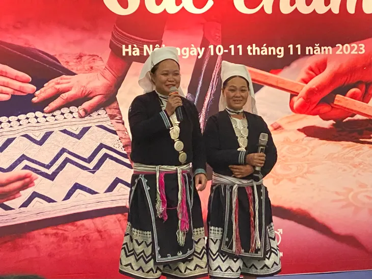 “Sáp ong - Sắc chàm”: Lan tỏa nét đẹp văn hóa của phụ nữ dân tộc thiểu số - Ảnh 2. “Sáp ong - Sắc chàm”: Lan tỏa nét đẹp văn hóa của phụ nữ dân tộc thiểu số - Ảnh 2.