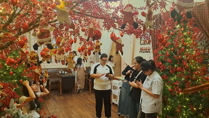 Trung tâm thương mại, quán cafe tại TP Hồ Chí Minh trang hoàng Giáng Sinh sớm để hút khách - Ảnh 4. Trung tâm thương mại, quán cafe tại TP Hồ Chí Minh trang hoàng Giáng Sinh sớm để hút khách - Ảnh 4.