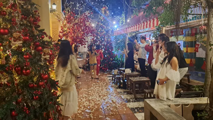 Trung tâm thương mại, quán cafe tại TP Hồ Chí Minh trang hoàng Giáng Sinh sớm để hút khách - Ảnh 5. Trung tâm thương mại, quán cafe tại TP Hồ Chí Minh trang hoàng Giáng Sinh sớm để hút khách - Ảnh 5.
