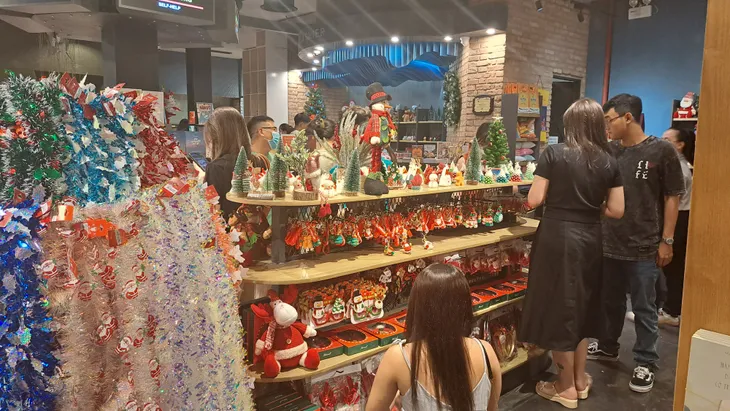 Trung tâm thương mại, quán cafe tại TP Hồ Chí Minh trang hoàng Giáng Sinh sớm để hút khách - Ảnh 6. Trung tâm thương mại, quán cafe tại TP Hồ Chí Minh trang hoàng Giáng Sinh sớm để hút khách - Ảnh 6.