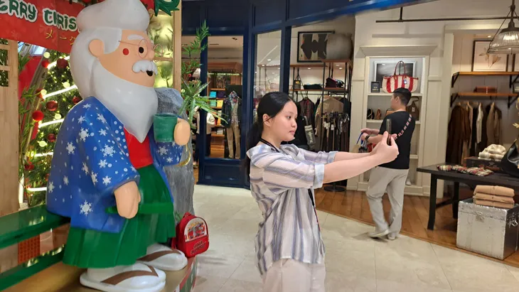 Trung tâm thương mại, quán cafe tại TP Hồ Chí Minh trang hoàng Giáng Sinh sớm để hút khách - Ảnh 3. Trung tâm thương mại, quán cafe tại TP Hồ Chí Minh trang hoàng Giáng Sinh sớm để hút khách - Ảnh 3.