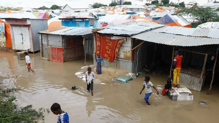 Lũ lụt tồi tệ nhất trong nhiều thập kỷ ở Somalia và Kenya khiến hàng chục người tử vong - Ảnh 4. Lũ lụt tồi tệ nhất trong nhiều thập kỷ ở Somalia và Kenya khiến hàng chục người tử vong - Ảnh 4.